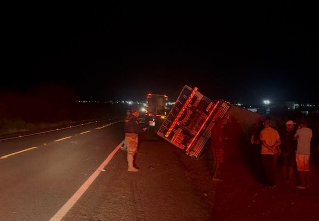 Colisão na Br-428 provoca tombamento de caminhão em Cabrobó