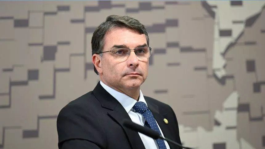 Nunes Marques interrompe pesquisa sobre Flávio Bolsonaro e escândalo bancário