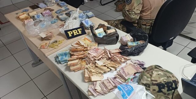 PRF intercepta carro furtado com R$47 mil em Gravatá