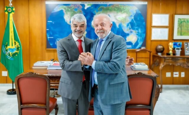 Senador Humberto Costa discute pautas urgentes com Lula no Planalto