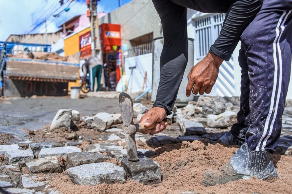 Prefeitura de Gravatá amplia reparos viários no Bairro do Cruzeiro