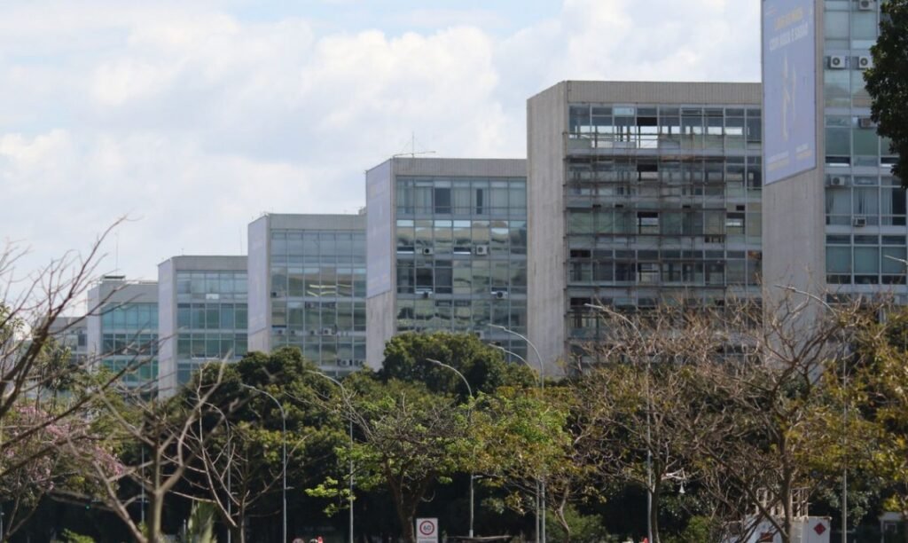 Governo e Caixa criam fundo bilionário para gestão de imóveis federais