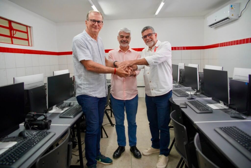 Senador Humberto Costa entrega moradias e equipamentos em Pernambuco