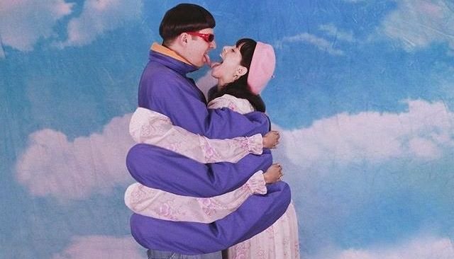 Melanie Martinez lamenta morte de Oliver Tree em acidente aéreo no Rio