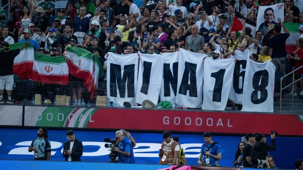 Estreia do Irã na Copa nos EUA mistura futebol e política