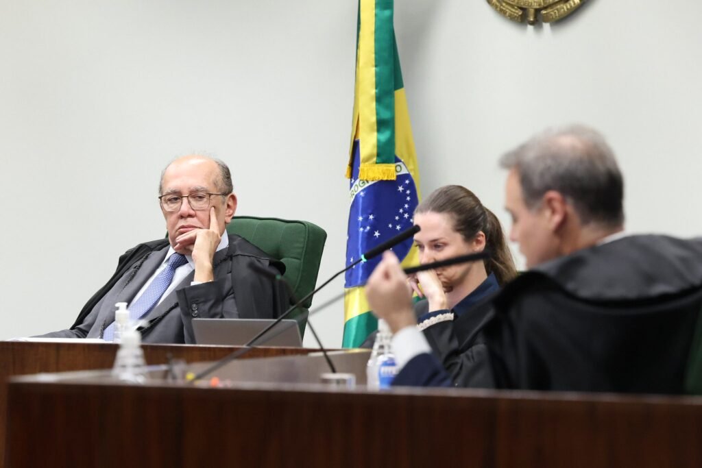 Flávio Bolsonaro mantém pré-campanha e descarta desistência