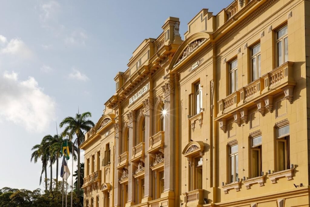 Pernambuco antecipa pagamento de servidores e injeta R$ 1,3 bilhão na economia