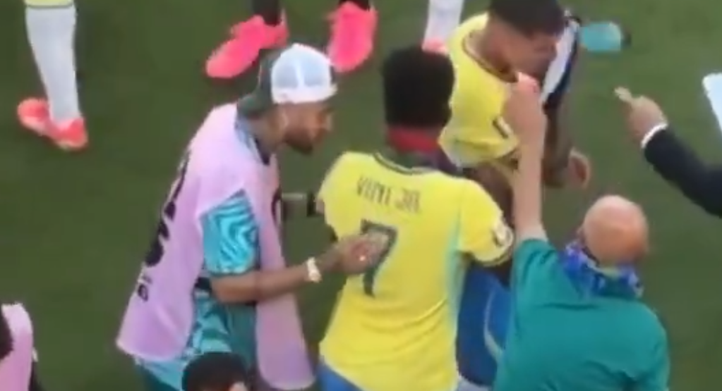 Neymar orienta colegas durante jogo do Brasil contra Marrocos