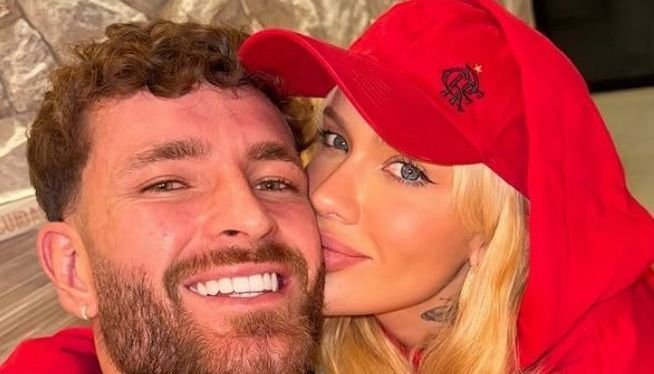 Karoline Lima e Léo Pereira são flagrados aos beijos após jogo do Brasil
