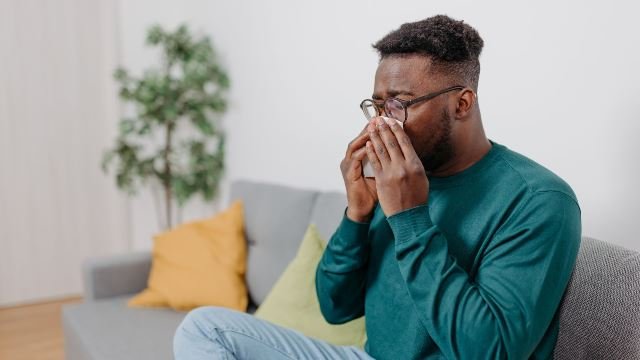 Como diferenciar gripe de resfriado e proteger sua saúde