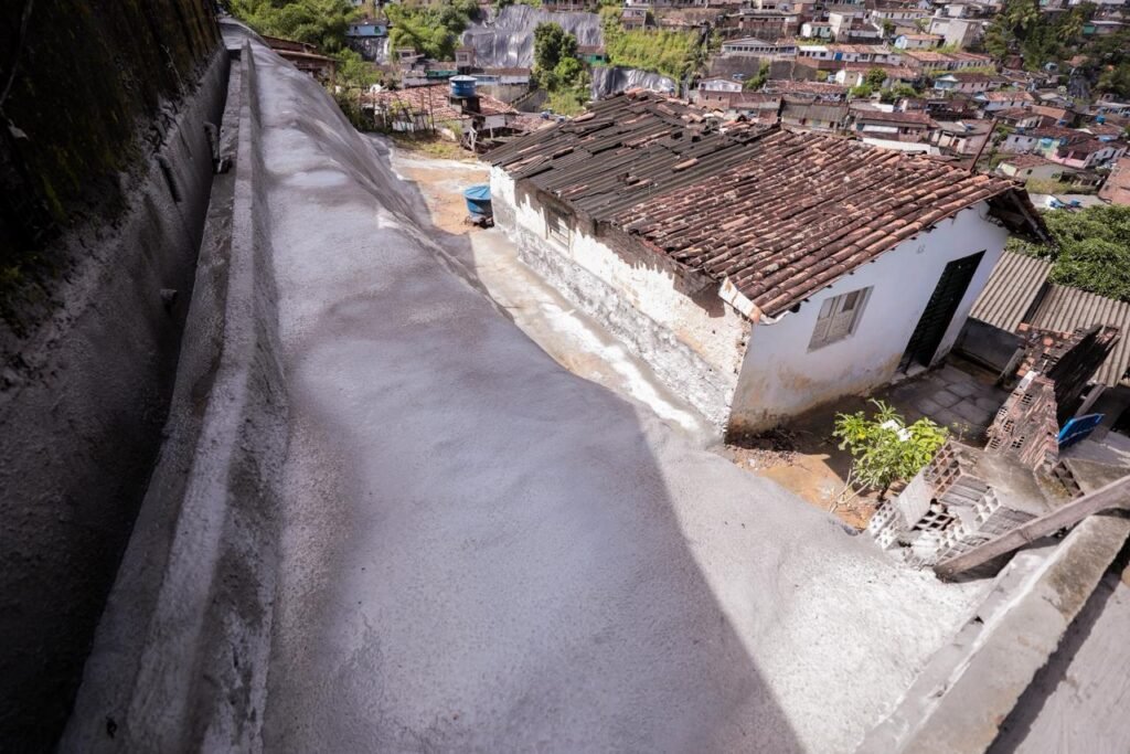 Recife conclui instalação de geomanta para proteção de encostas