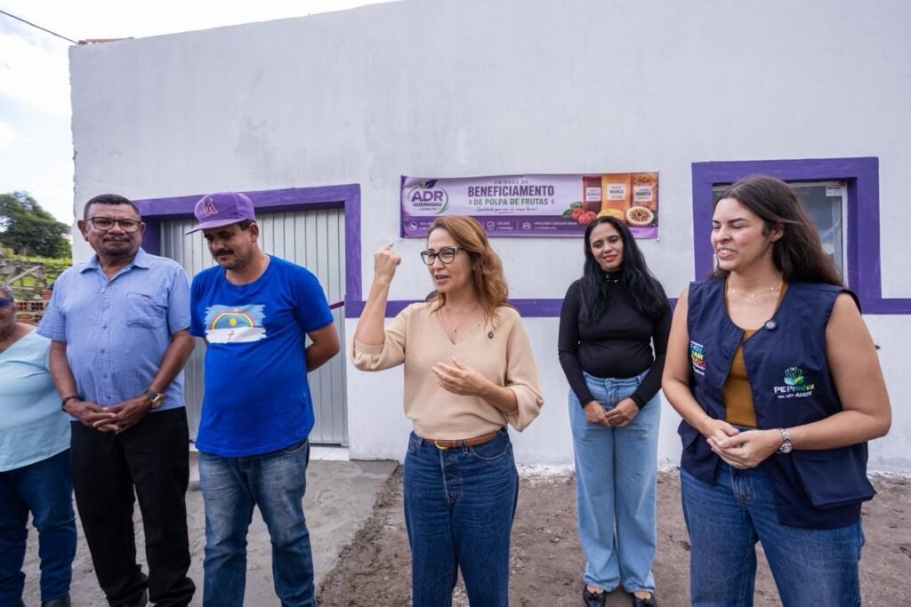 Deputada inaugura unidade de frutas e entrega caminhão em Queimada de Jurema