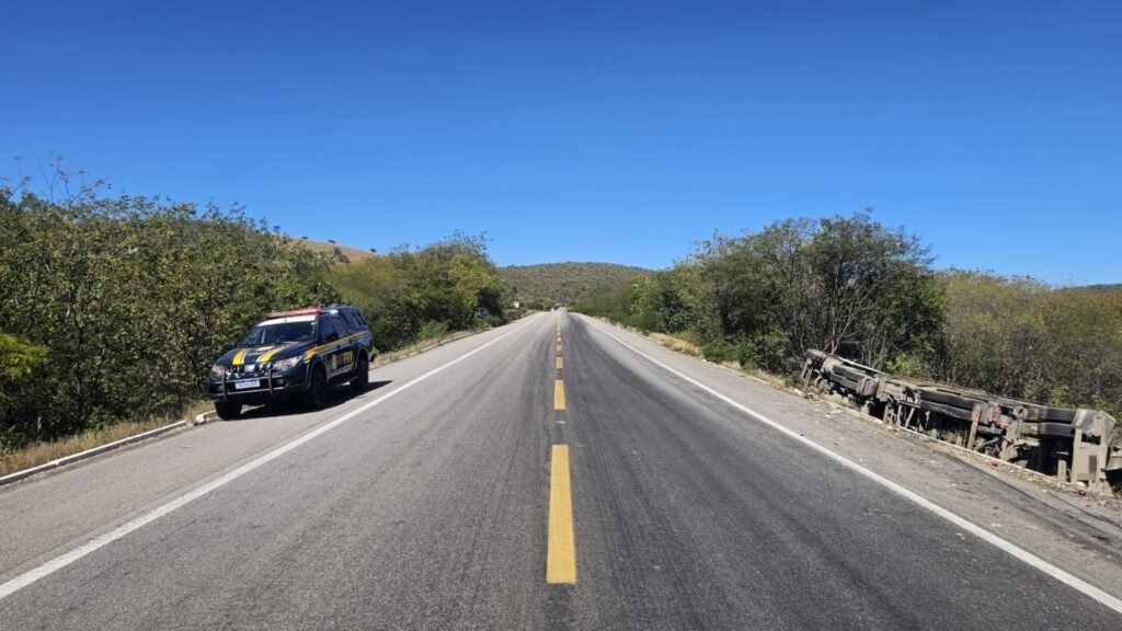 Acidente na Br-116: carreta tomba em Salgueiro