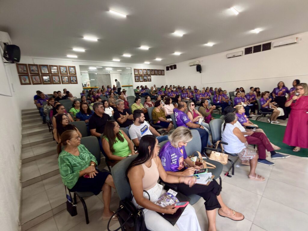 Aposentados recebem orientação financeira em campanha municipal