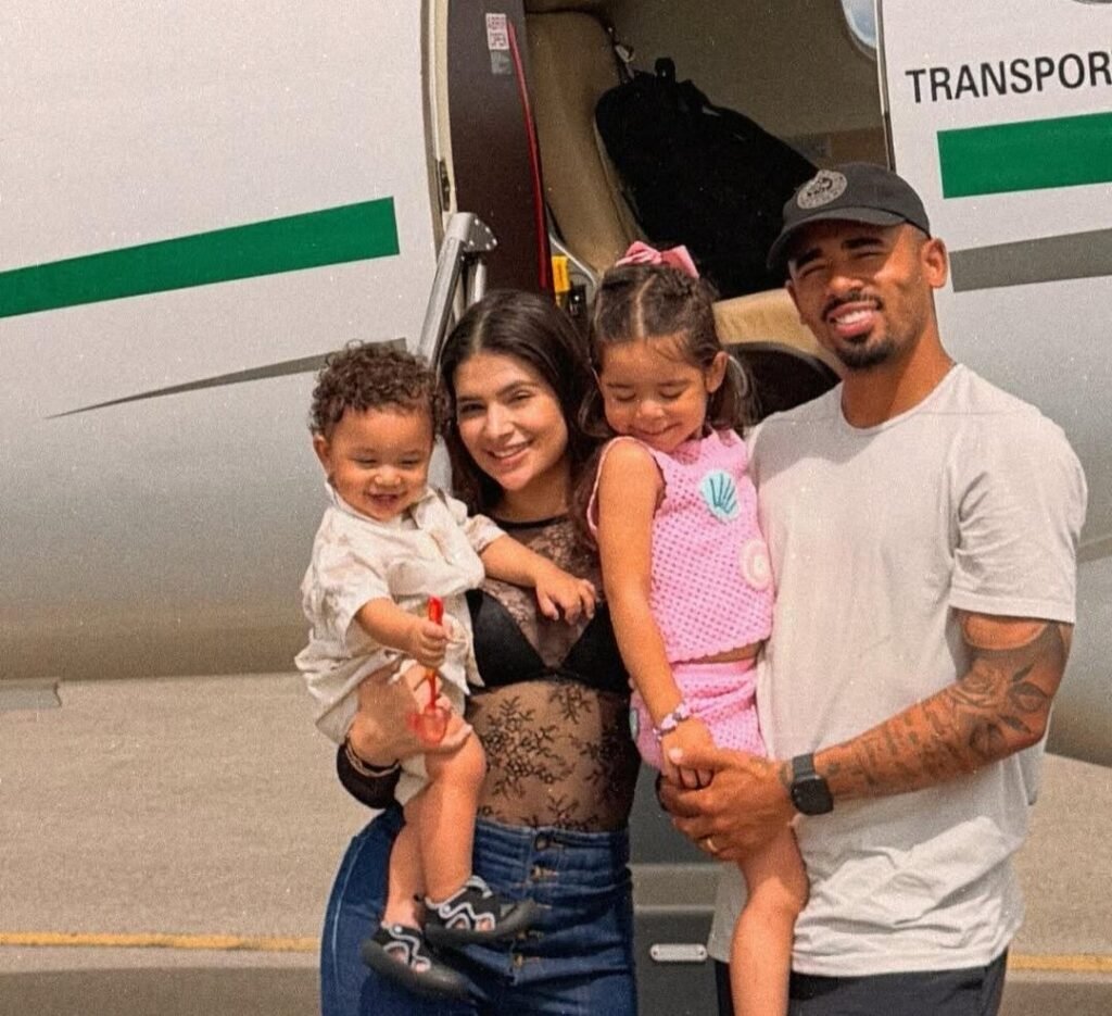 Gabriel Jesus visita Serra Talhada durante férias do Arsenal