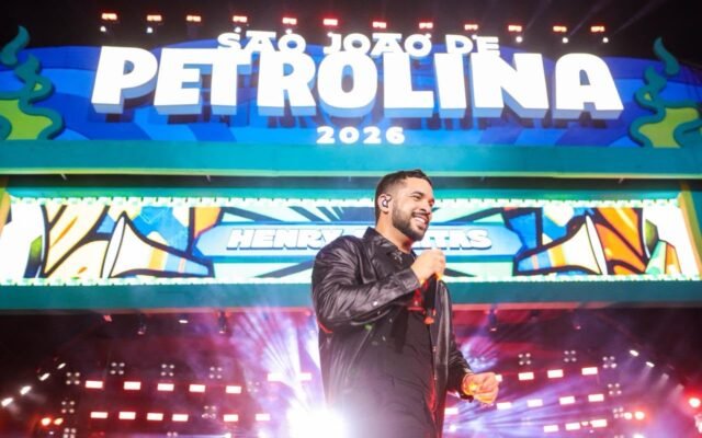 Cantor faz doação de R$ 50 mil durante São João em Petrolina
