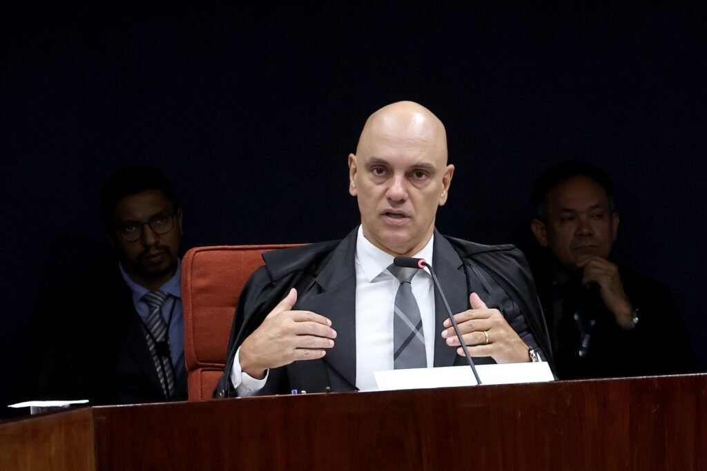 Moraes questiona posse de arma por Bolsonaro durante prisão domiciliar