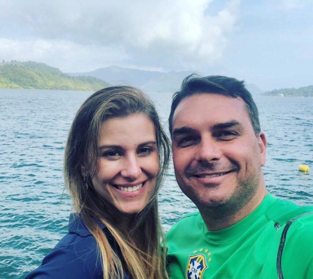 Esposa de Flávio Bolsonaro defende marido após atrito com Michelle