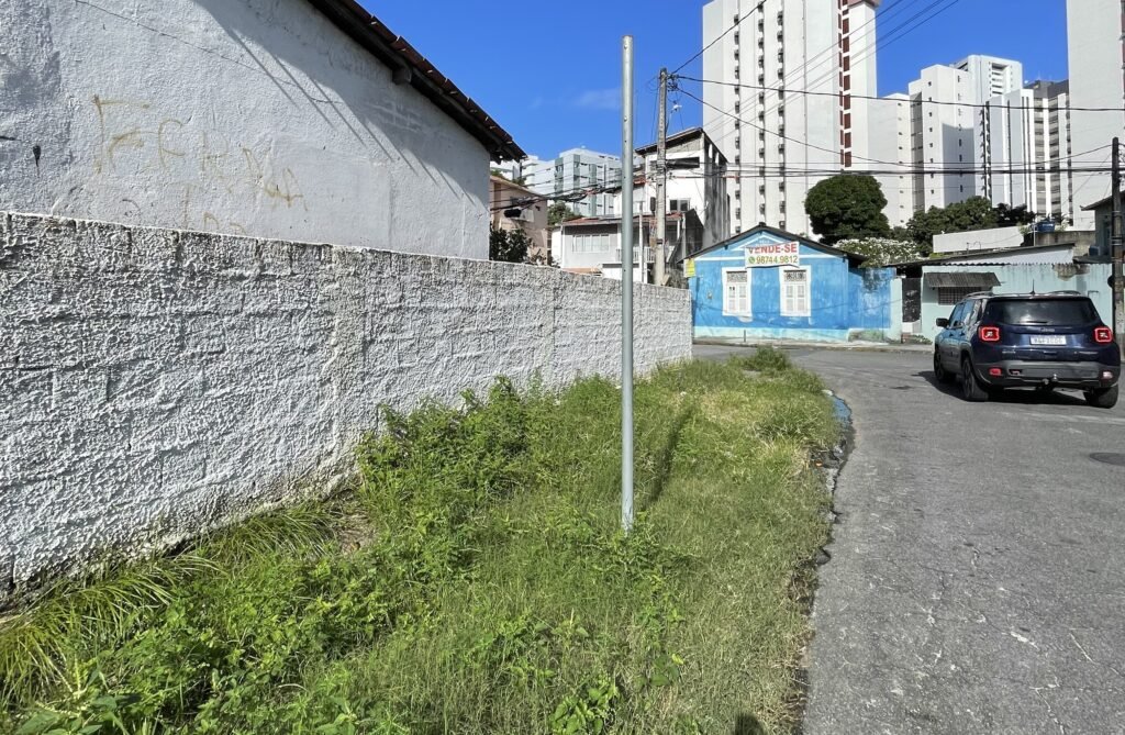 Calçada nas Graças enfrenta abandono e matagal