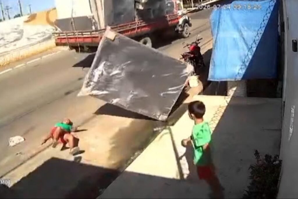 Cama box cai de caminhão e fere pedestre em Parintins