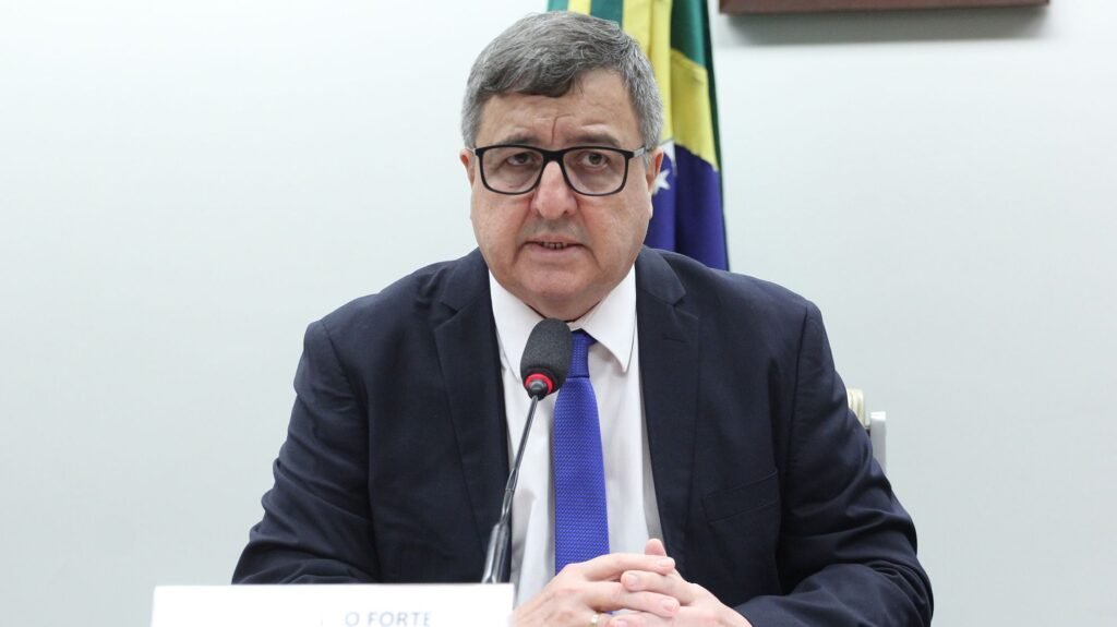 Danilo Forte se recupera após infarto e filho o representa em evento político