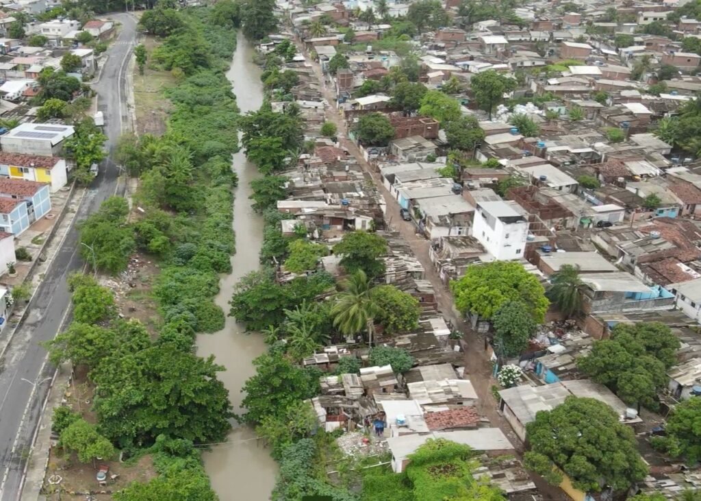 Dragagem do Rio Beberibe inicia reurbanização para milhares de famílias