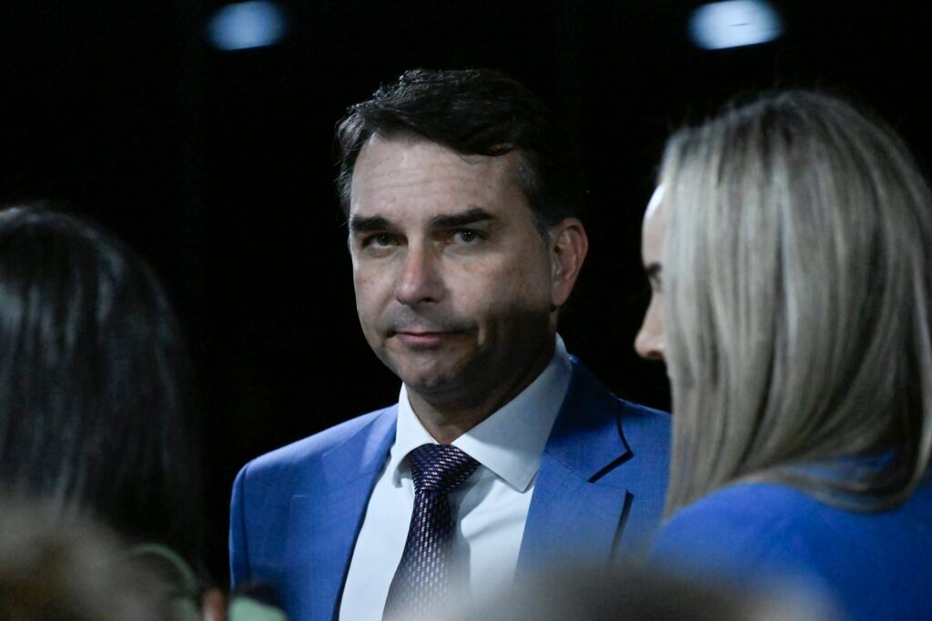 Flávio Bolsonaro defende vídeo com IA e nega conhecimento do pai