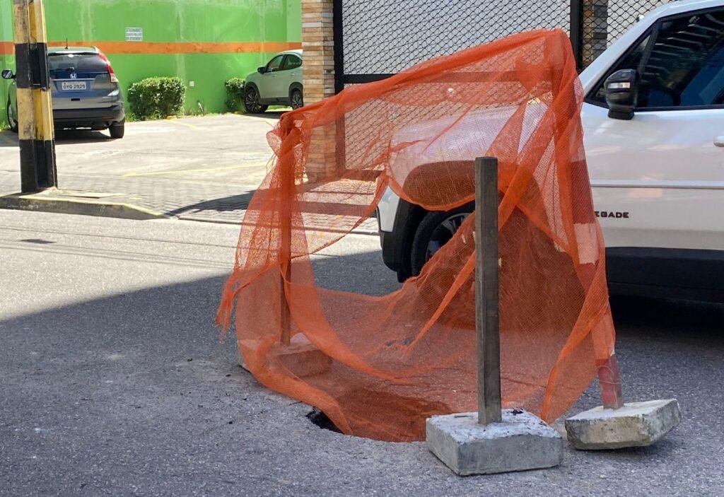 Cratera no Recife ameaça segurança e complica trânsito