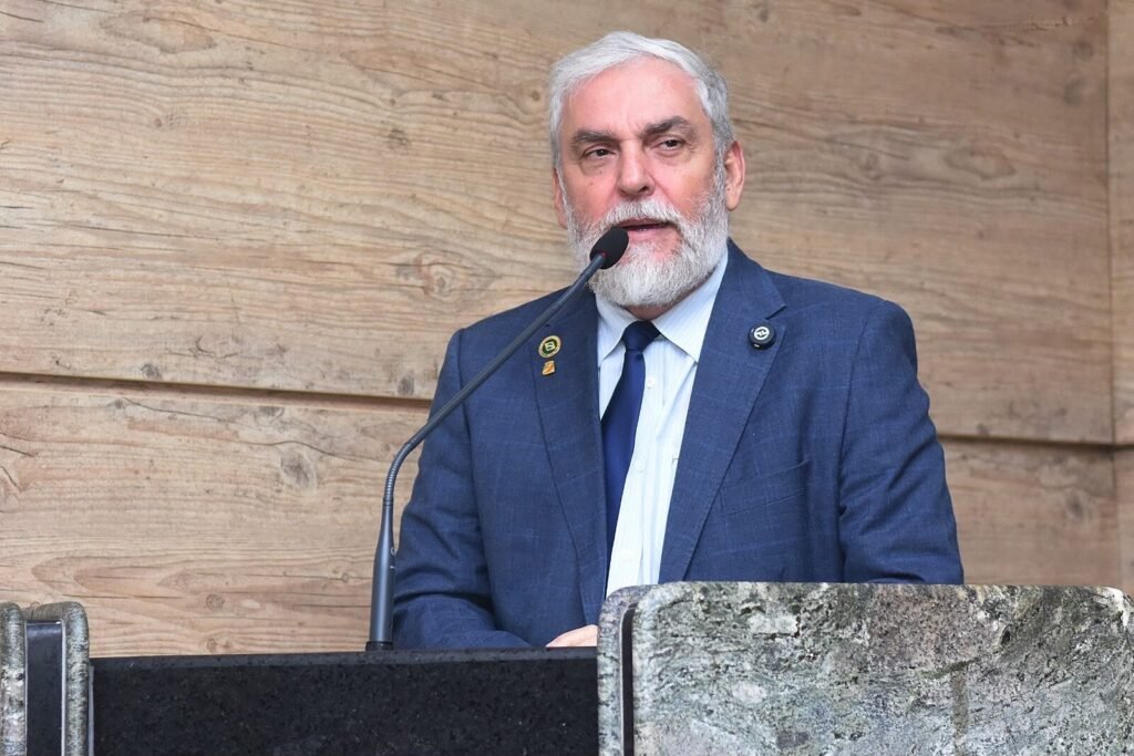 Flávio Bolsonaro apoia candidatura de vereador de Caruaru ao Senado