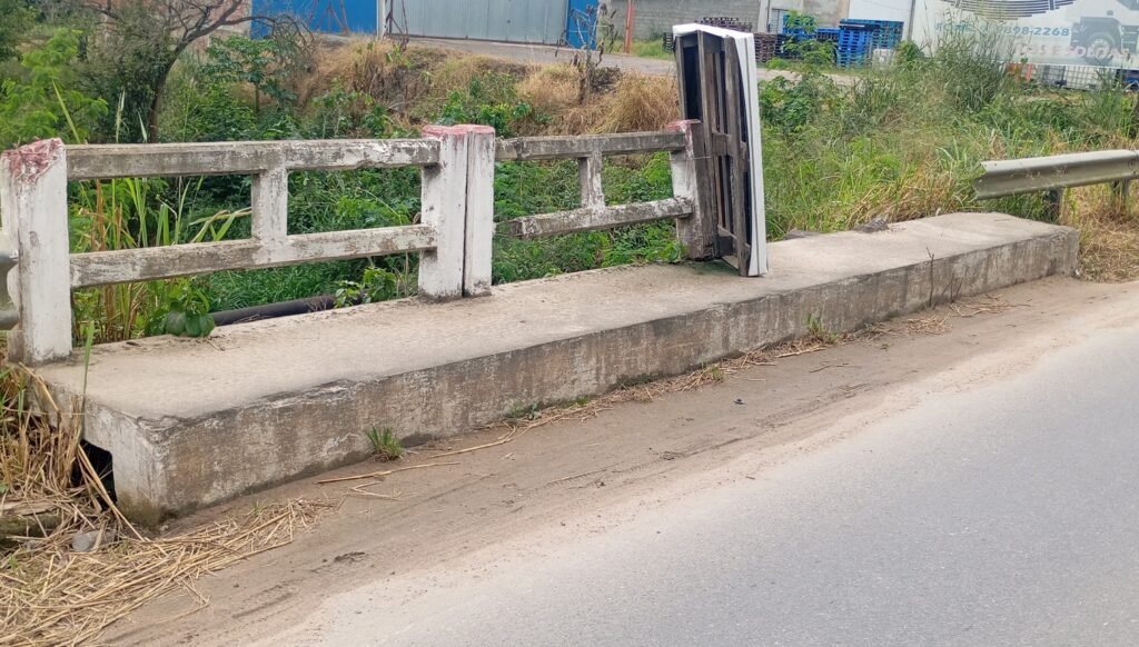 Precariedade em Limoeiro: ponte sem guarda-corpo preocupa moradores