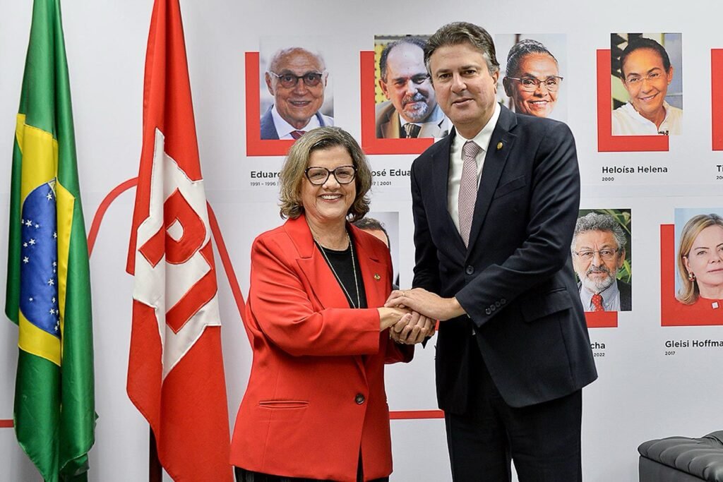 Camilo Santana assume liderança do PT no Senado após mudança de comando