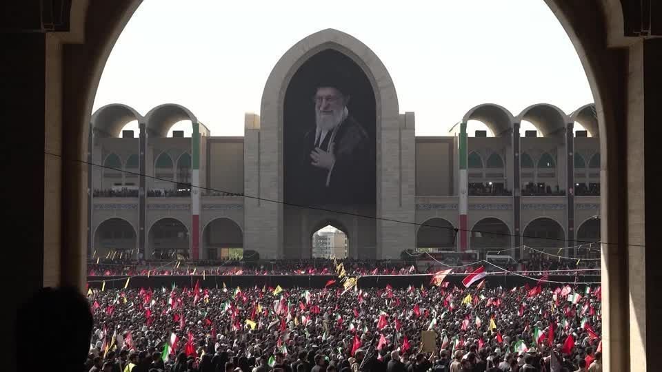 Funeral de Khamenei termina com incertezas sobre novo líder do Irã
