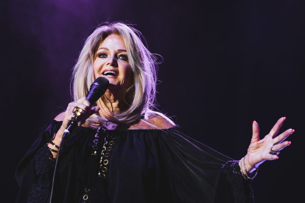 Rod Stewart homenageia Bonnie Tyler após sua morte aos 75 anos