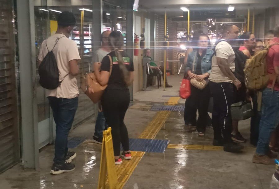 Problemas estruturais em estação de BRT geram reclamações