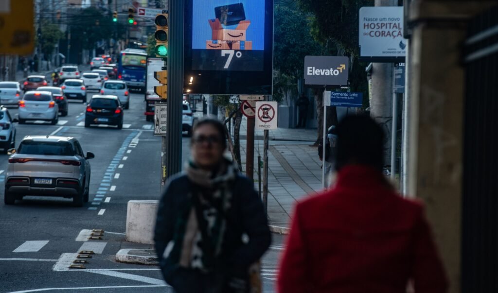 Frente fria traz queda de temperatura e chuva intensa ao Centro-sul do Brasil