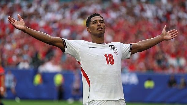 Bellingham brilha na prorrogação e Inglaterra avança na Copa do Mundo