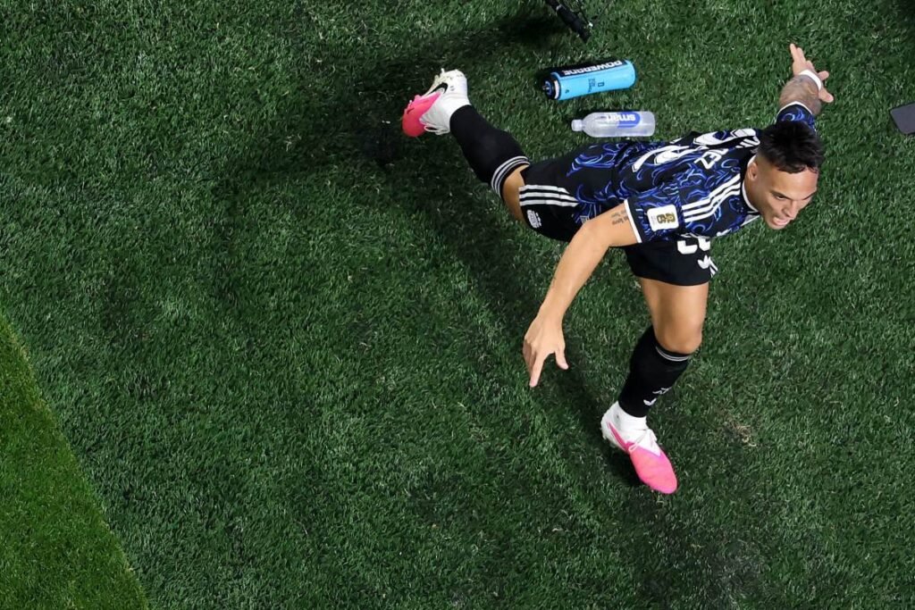 Argentina vira contra Inglaterra com assistência decisiva de Messi