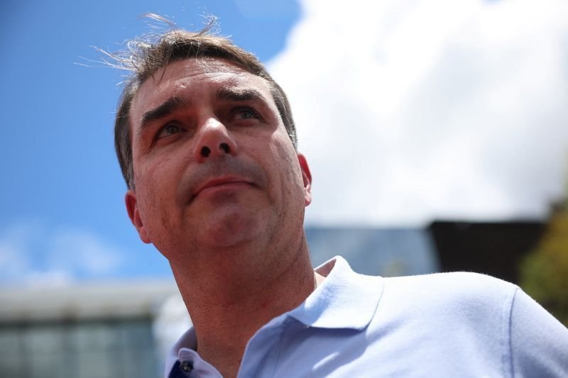Defesa de Flávio Bolsonaro solicita mais tempo para depoimento sobre caso Lula