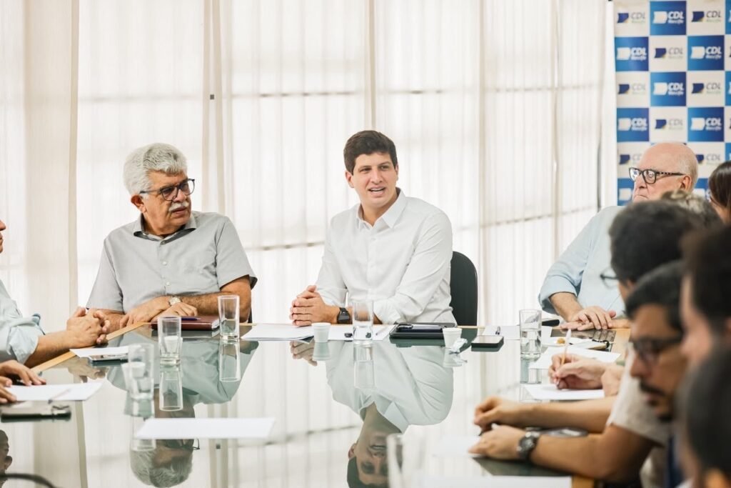 João Campos discute revitalização urbana com líderes do comércio