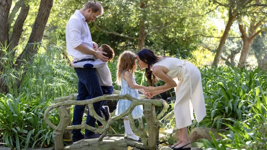 Harry e Meghan consideram retorno ao Reino Unido após reencontro com Charles