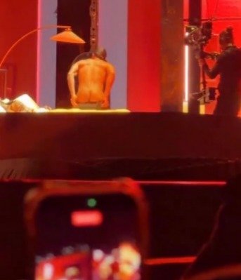 Usher surpreende ao ficar nu em show e gera polêmica nas redes