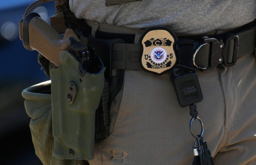 Imigrantes nos EUA elaboram estratégias para proteger filhos de ações do ICE