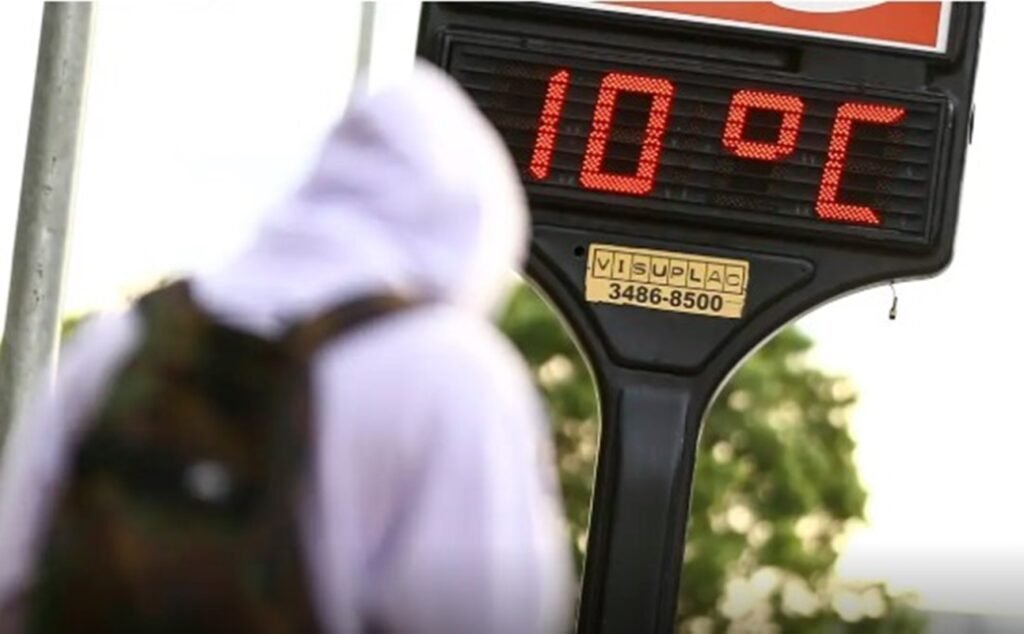 Frente fria avança no Sul enquanto calor seco predomina no Brasil