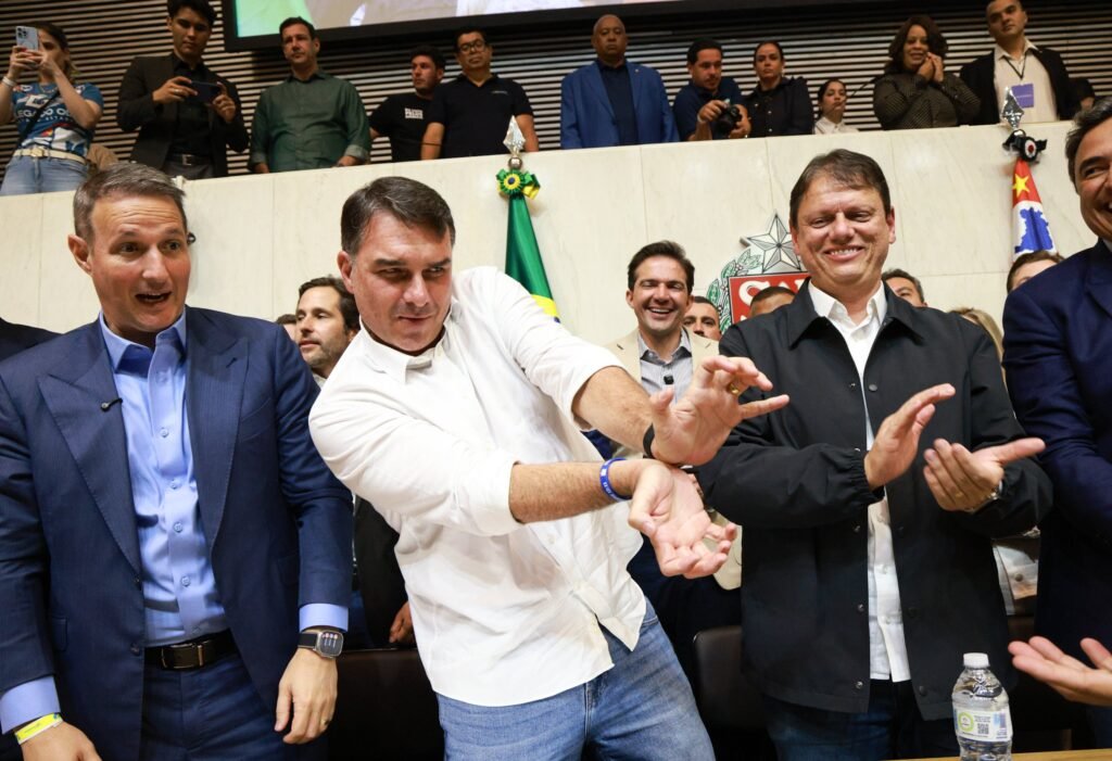 Flávio Bolsonaro adia escolha de vice para após convenção do PL