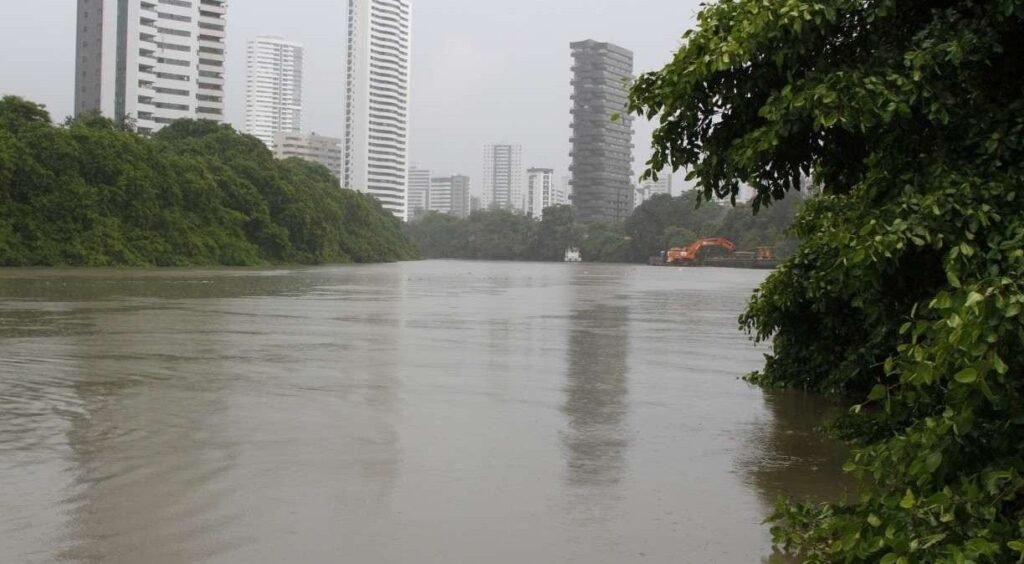 Chuvas intensas causam alagamentos e alerta em rios no Grande Recife