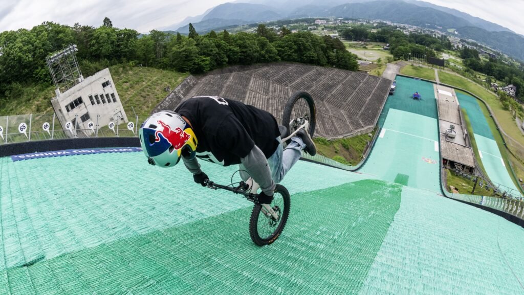 Ciclista japonês quebra recorde ao descer rampa de costas em uma roda