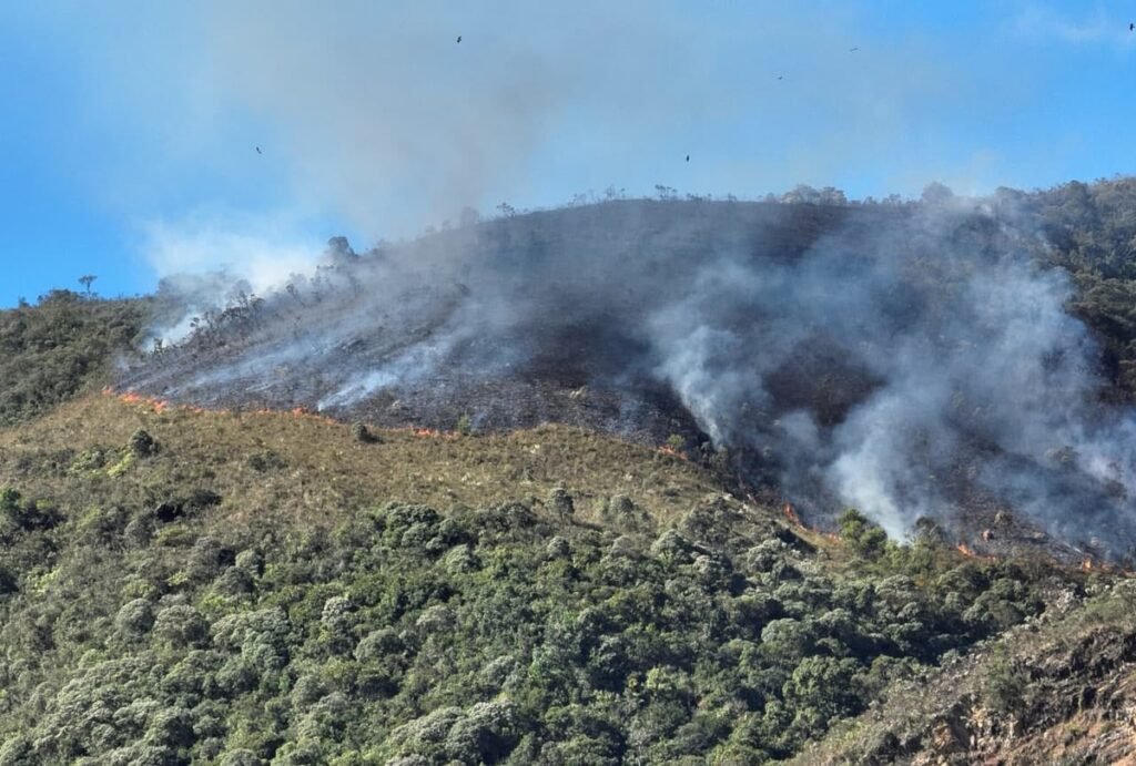 Incêndio ameaça Parque Nacional da Serra do Gandarela em Minas Gerais