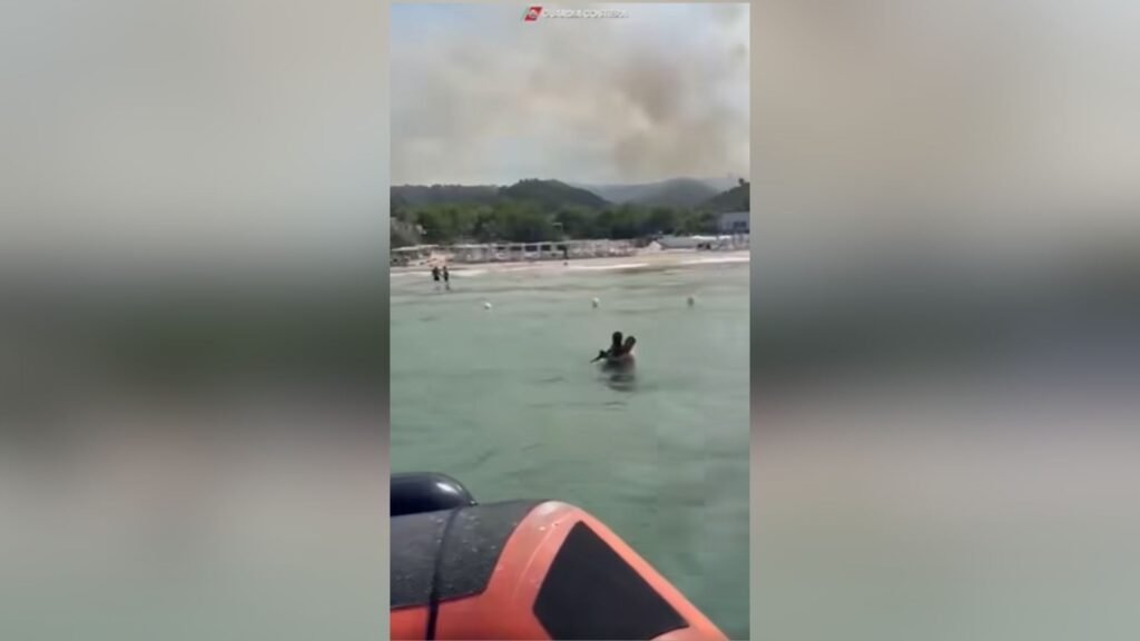 Incêndio em Apúlia obriga resgate marítimo de turistas na Itália