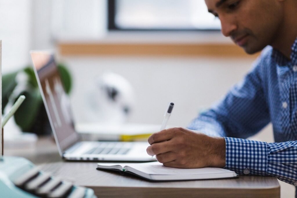 Live ensina estudantes a usar Linkedin para alavancar carreiras