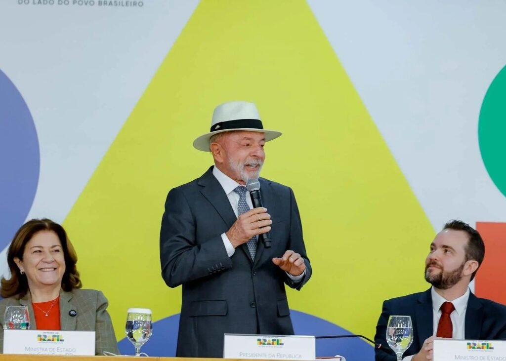 Lula é multado por propaganda antecipada e vídeo é removido